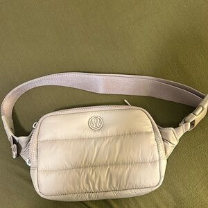Lululemon Everywhere belt bag puffer